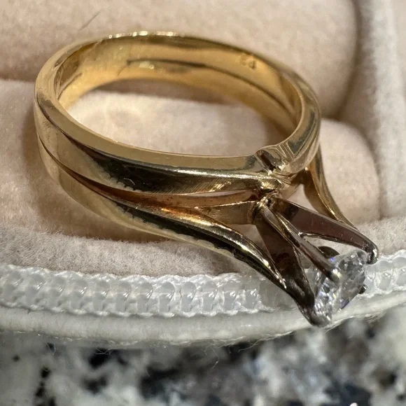 Elegant Gold Diamond Ring - Picture 3 of 14